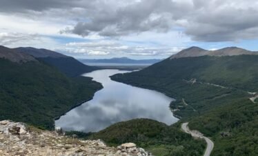 Vista aérea del Lago Escondido rodeado de montañas
