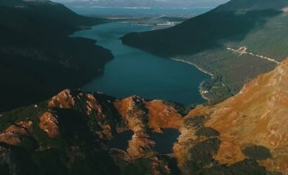Vista aérea de las Lagunas Gemelas en Ushuaia, alcanzadas mediante un trekking desde el Paso Garibaldi, con el Lago Escondido y el Lago Fagnano de fondo.