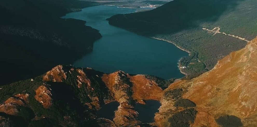 Vista aérea de las Lagunas Gemelas en Ushuaia, alcanzadas mediante un trekking desde el Paso Garibaldi, con el Lago Escondido y el Lago Fagnano de fondo. Vértice Expediciones