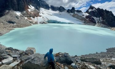 Persona contemplando la laguna del Glaciar Ojo del Albino en Ushuaia