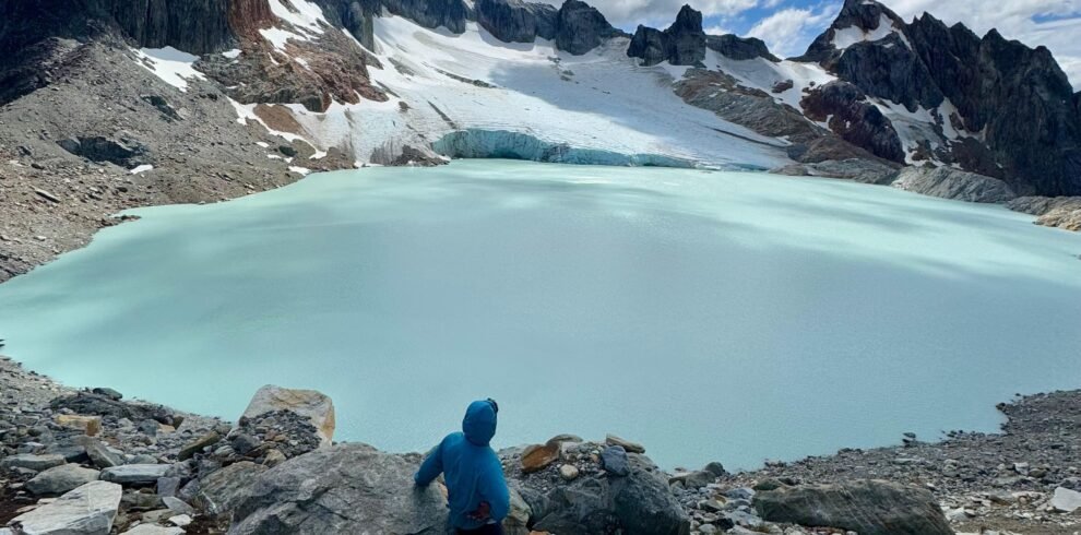 Persona contemplando la laguna del Glaciar Ojo del Albino en Ushuaia