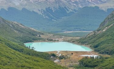 Vista aérea de la Laguna Esmeralda en Ushuaia, tomada durante el descenso del Glaciar Ojo del Albino. Un paisaje impresionante de la Patagonia con XPLOR TURISMO.