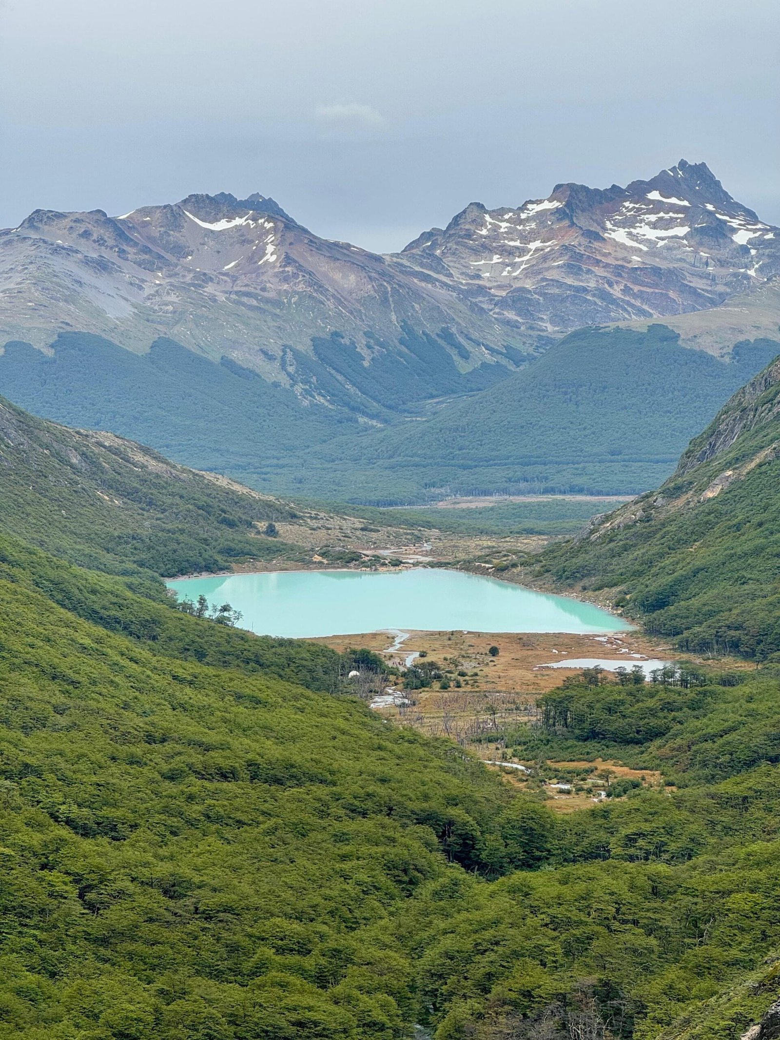 Vista aérea de la Laguna Esmeralda en Ushuaia, tomada durante el descenso del Glaciar Ojo del Albino. Un paisaje impresionante de la Patagonia con XPLOR TURISMO.