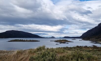 Vista panorámica de Bahía Lapataia en el Parque Nacional Tierra del Fuego, Ushuaia, rodeada de montañas y bosques patagónicos.