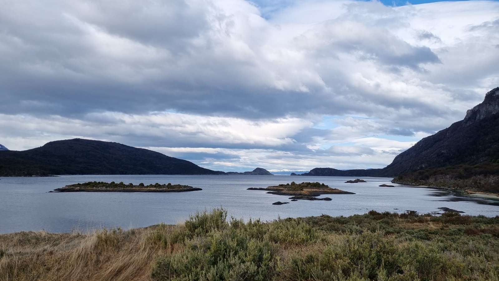 Vista panorámica de Bahía Lapataia en el Parque Nacional Tierra del Fuego, Ushuaia, rodeada de montañas y bosques patagónicos.
