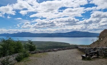 Vista panorámica del Lago Fagnano desde el mirador del Cerro Jeujepén, en la Reserva Provincial de Uso Múltiple Río Valdez, Tolhuin.