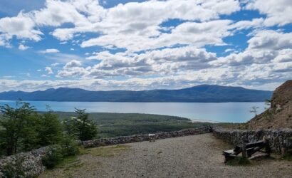 Vista panorámica del Lago Fagnano desde el mirador del Cerro Jeujepén, en la Reserva Provincial de Uso Múltiple Río Valdez, Tolhuin.