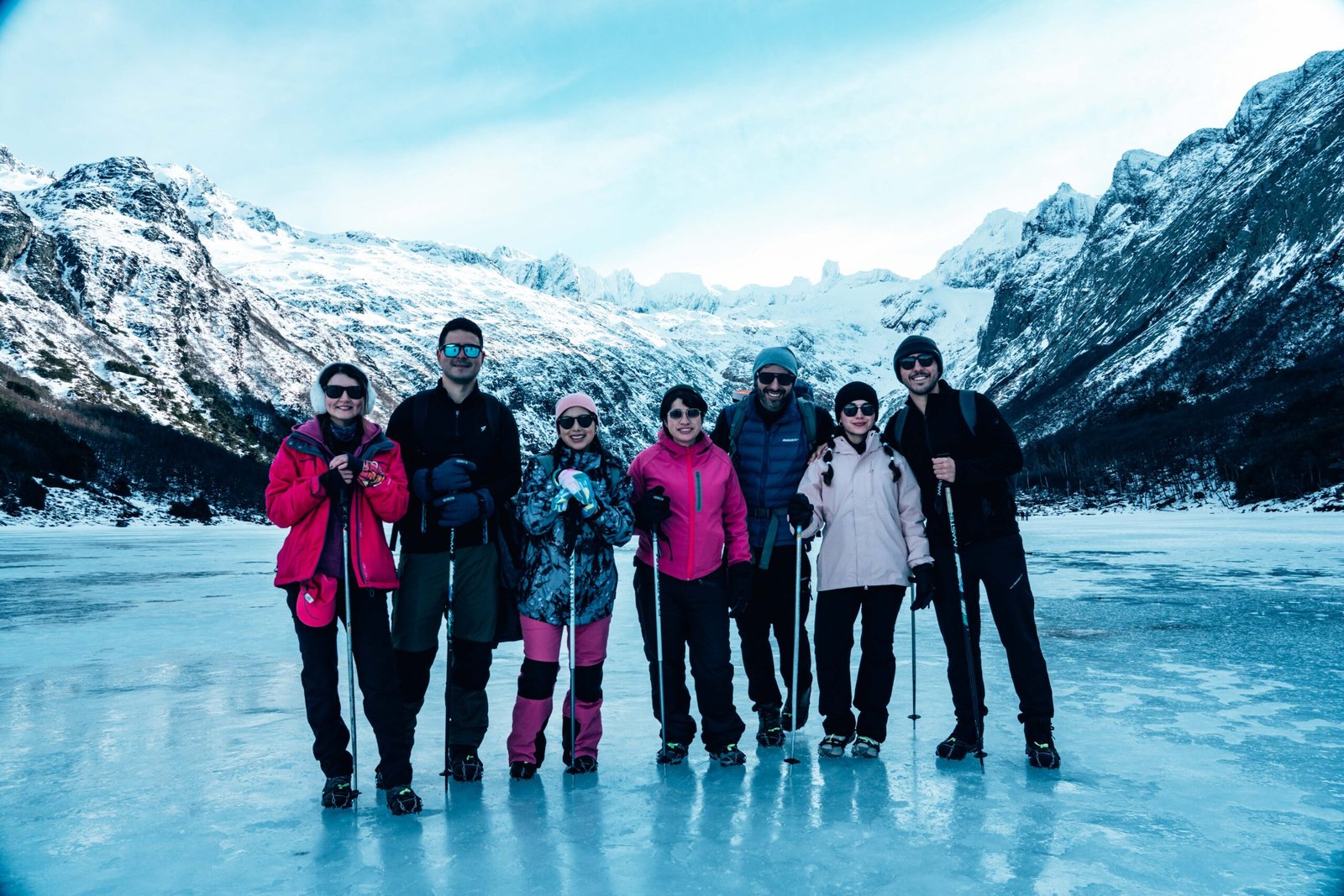 Grupo de turistas posando sobre la superficie congelada de Laguna Esmeralda junto a VERTICE EXPEDICIONES.