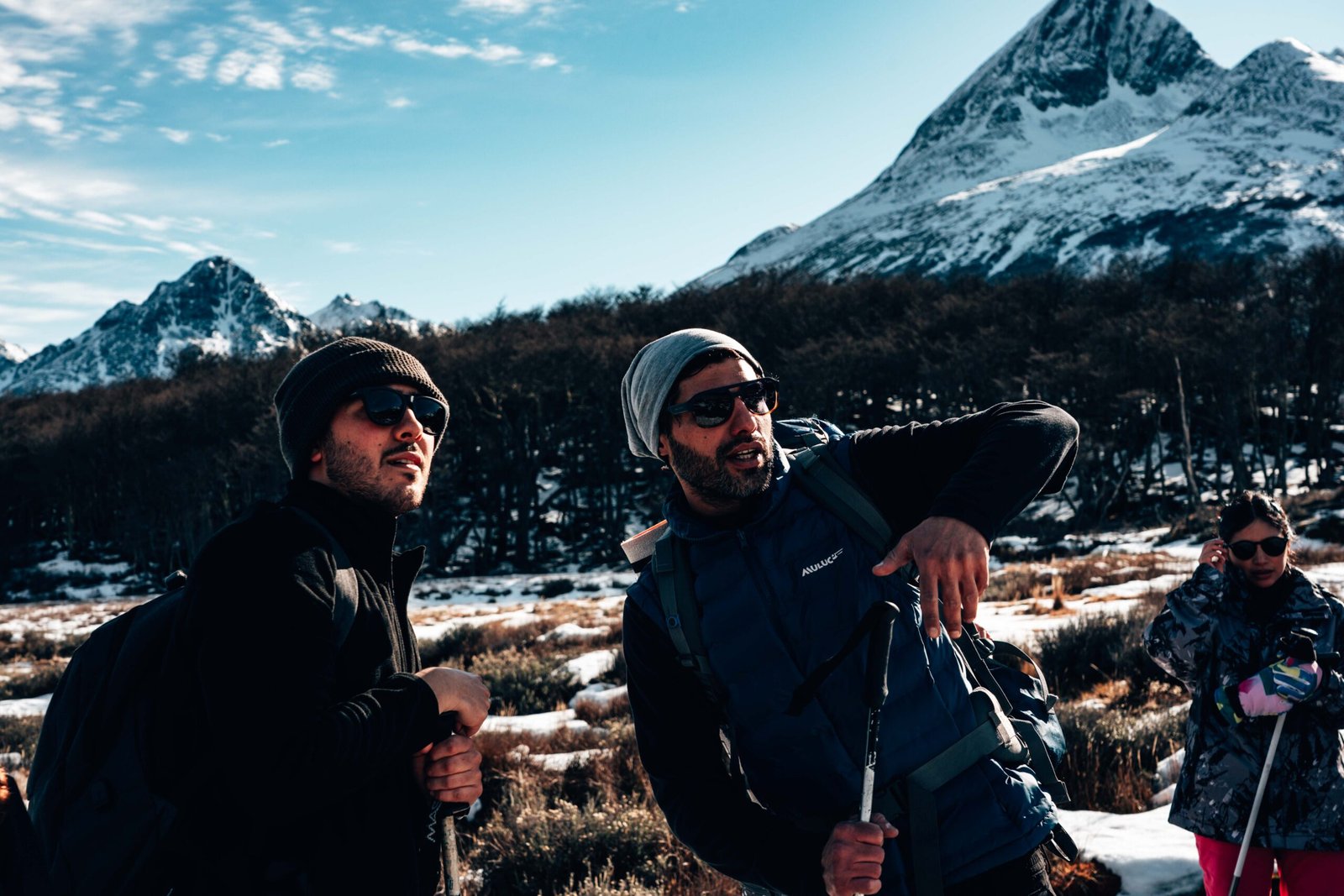 Marcelo Vaca Guía de trekking de VERTICE señalando el camino entre montañas nevadas hacia Laguna Esmeralda