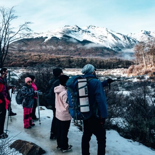 Guía Marcelo Vaca de VERTICE señalando y explicando sobre las castoreras al grupo durante el trekking a Laguna Esmeralda.