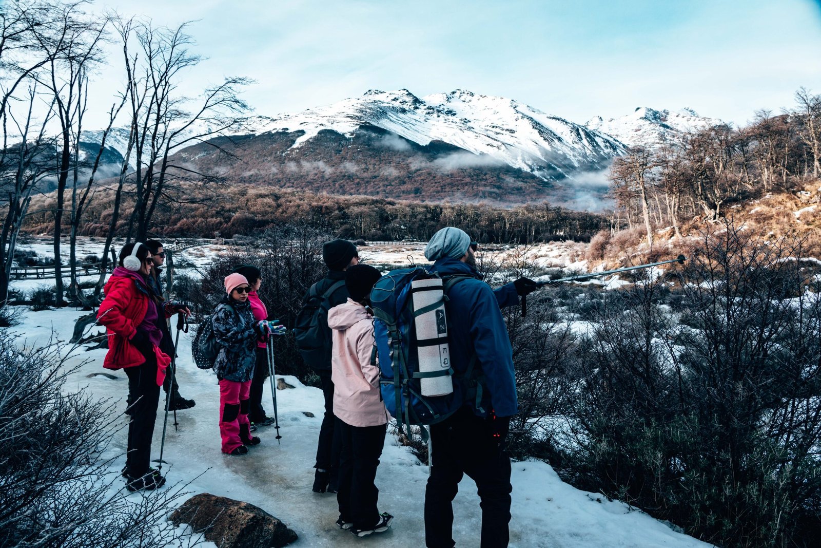 Guía Marcelo Vaca de VERTICE señalando y explicando sobre las castoreras al grupo durante el trekking a Laguna Esmeralda.