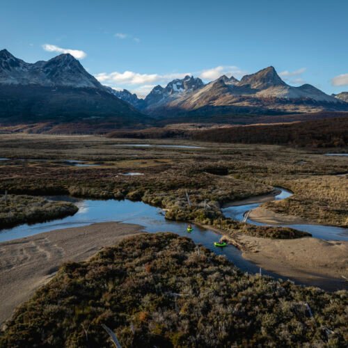 Aérea de packrafting en Tierra del Fuego con Vértice Expediciones, mostrando ríos serpenteantes y montañas nevadas.