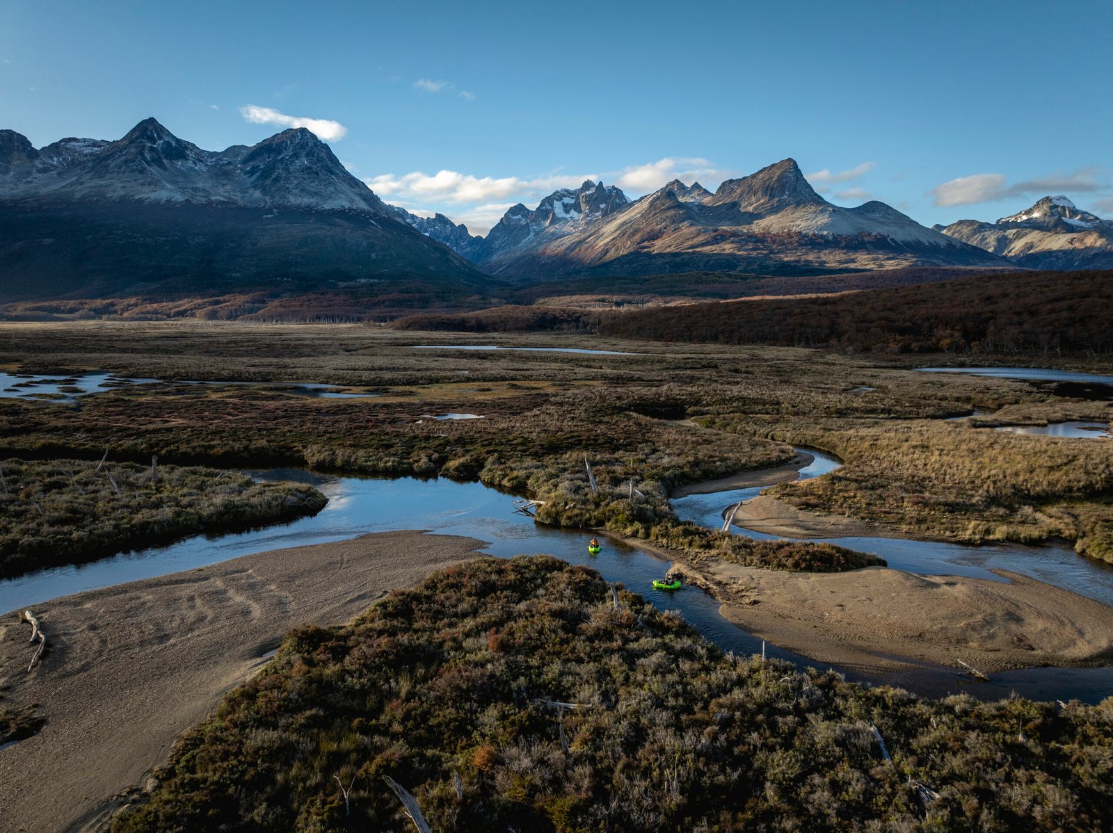 Aérea de packrafting en Tierra del Fuego con Vértice Expediciones, mostrando ríos serpenteantes y montañas nevadas.