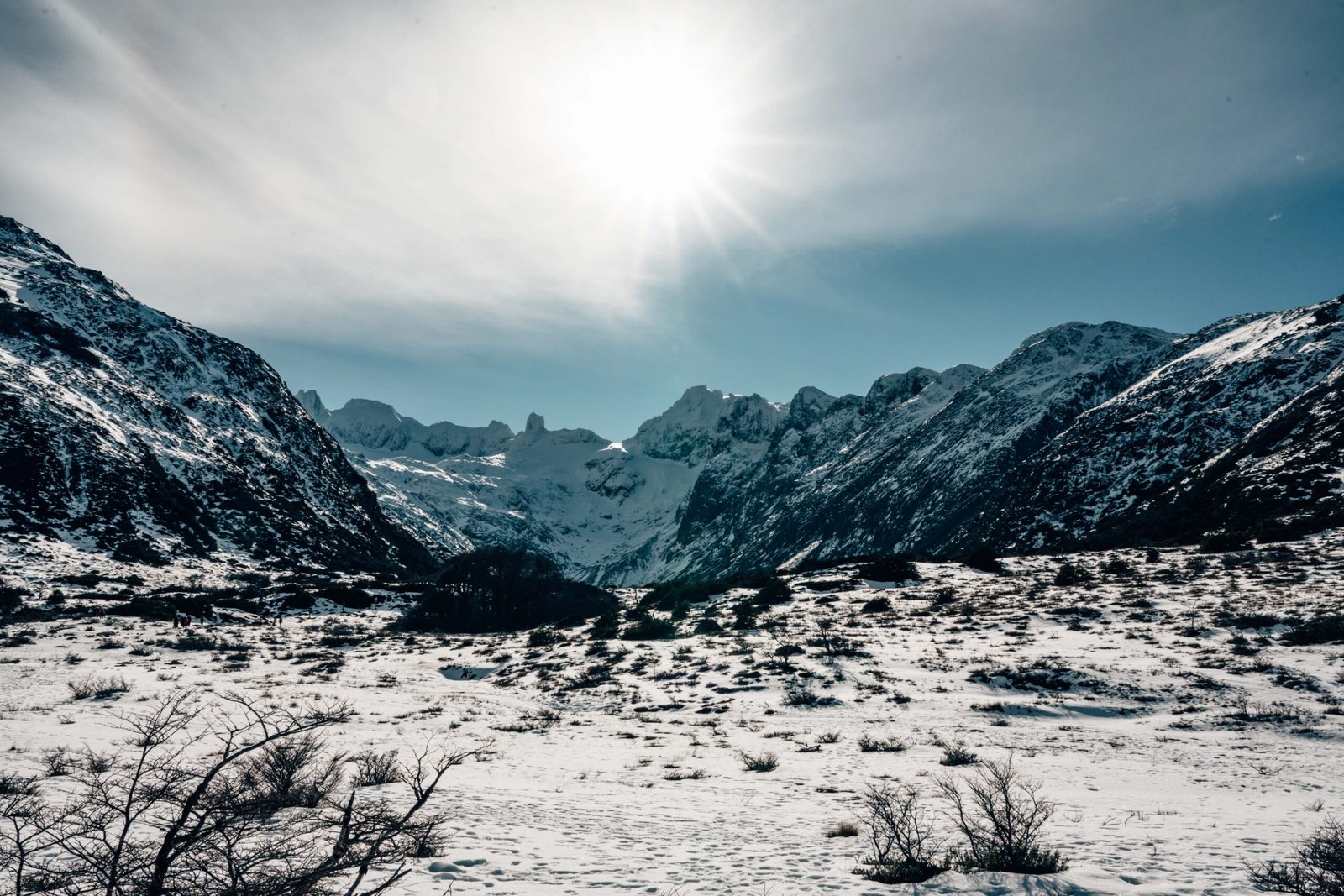 Panorámica del valle de turbera cubierto de nieve bajo el sol hacia Laguna Esmeralda con VERTICE EXPEDICIONES.