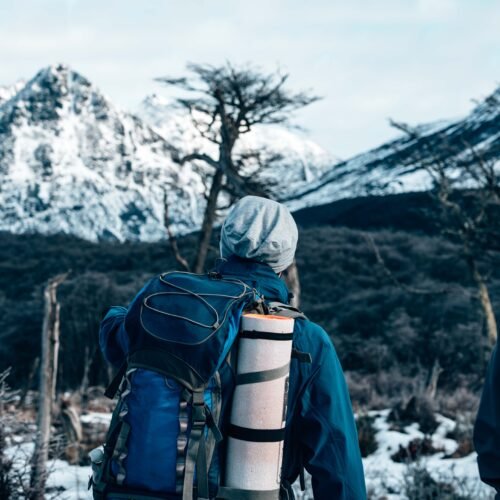 El Guía Marcelo Vaca de espaldas observando los picos nevados durante la caminata a Laguna Esmeralda con VERTICE