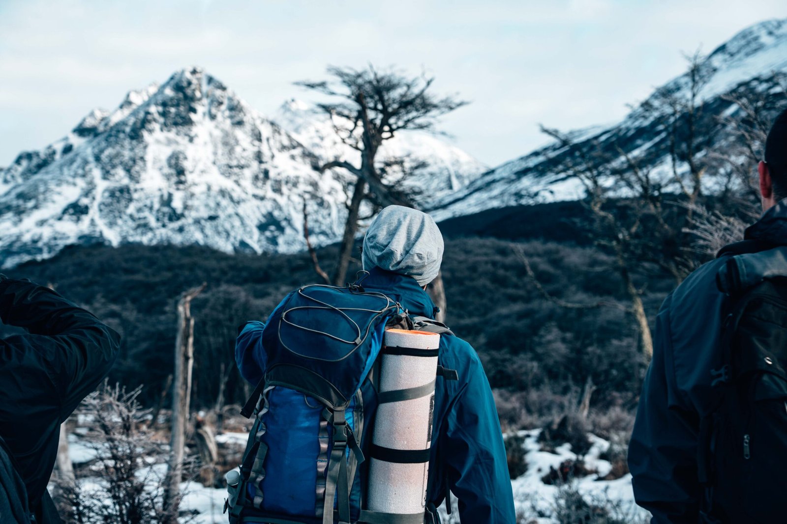 El Guía Marcelo Vaca de espaldas observando los picos nevados durante la caminata a Laguna Esmeralda con VERTICE